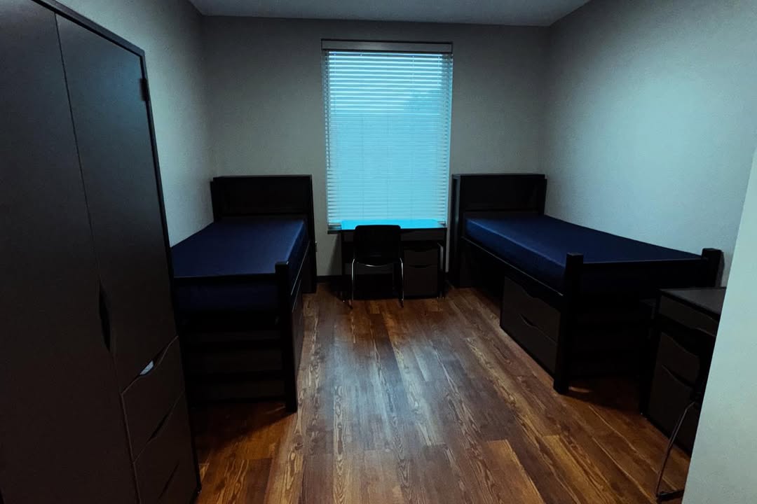A photo example of a dorm room.