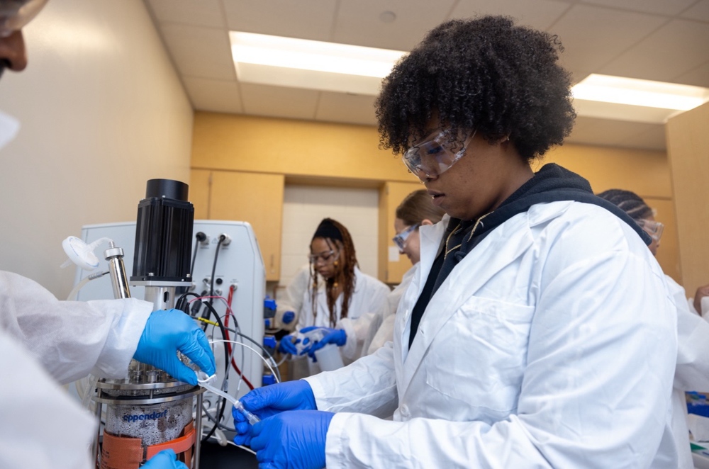 students train on lab equipment