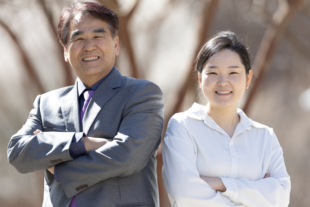 Associate professors Baeyong Lee and Hoolda Kim